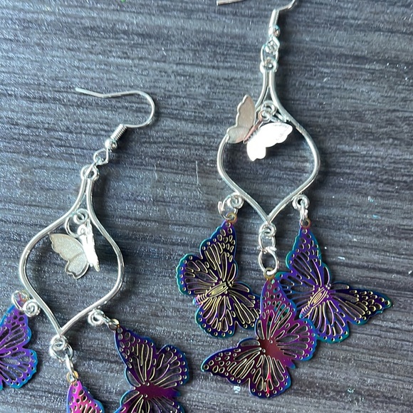 Beautiful Butterfly dangle earrings - Picture 2 of 2